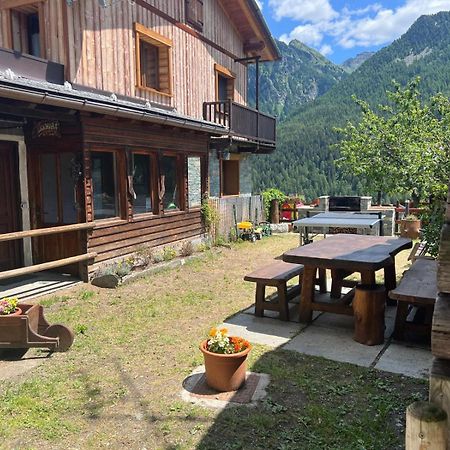 Joivy Modern Family Chalet With Stunning Mountain Views Champoluc Kültér fotó