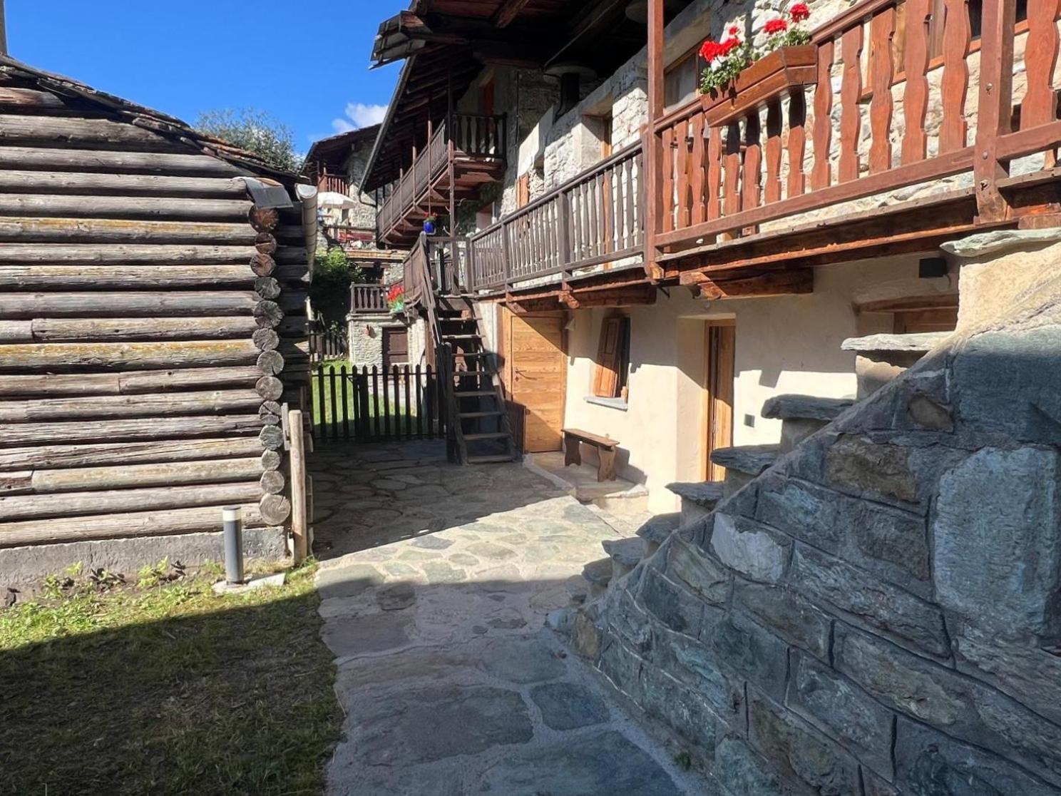 Joivy Modern Family Chalet With Stunning Mountain Views Champoluc Kültér fotó