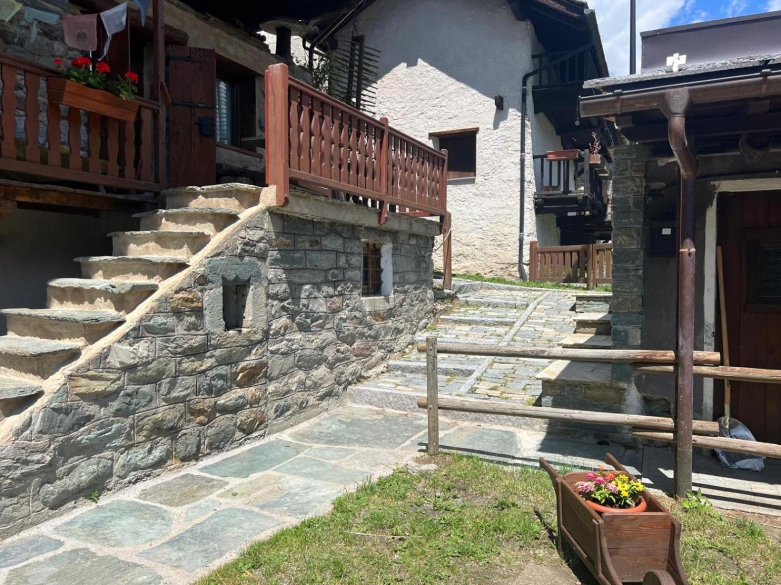 Joivy Modern Family Chalet With Stunning Mountain Views Champoluc Kültér fotó